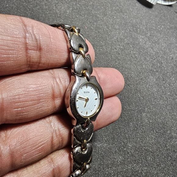 Bulova Ladies Quartz Round Fashion Watch Silver Gold Tone White Dial Working A0 - Picture 5 of 10